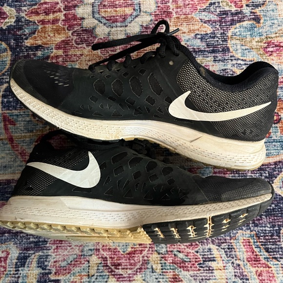 Nike Black and White Women's Running Shoes - Picture 7 of 9